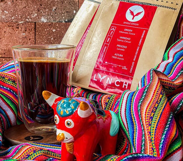 Mesa lista para recibir clientes en Lynch Café
